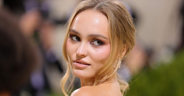 Ez a titka Lily-Rose Depp napcsókolta külsejének: Johnny Depp lányának sminkjénél nincs tökéletesebb nyár végén