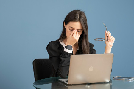 Borítókép: Így csökkentsd a kortizolszintedet: a nevetés és az állatokkal való interakció elképesztően hatásos 