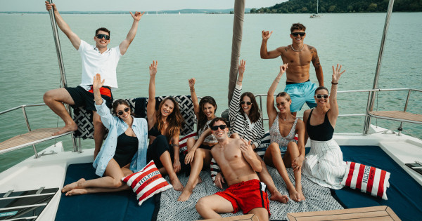 Borítókép: A Balatonnál mutatta be új kollekcióját a Tommy Hilfiger