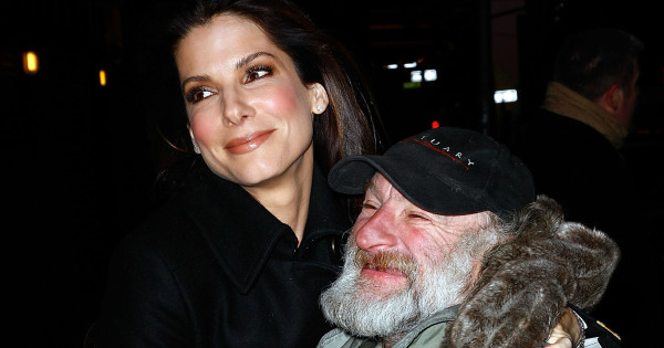 Borítókép: Ő hajléktalanból lett háttérszínész, akiért a sztárok is rajonganak - Hollywood ennél jobb sztorit írni sem tudott volna!