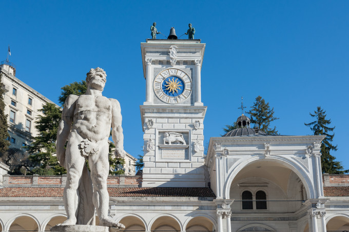 Udine jelképei közé tartozik a főterén található torony tetejére elhelyezett szobor, ami két harangot kongató fiút ábrázol.