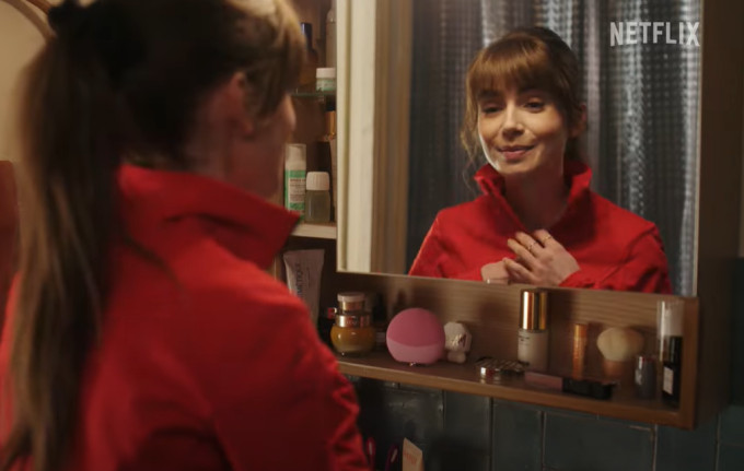 Az Emily Párizsban sorozat főhősnője, Emily Cooper maga leplezte le néhány szépségtrükkjét a negyedik évadban: az egyik az, hogy FOREO LUNA 4 arckezelőt használ.