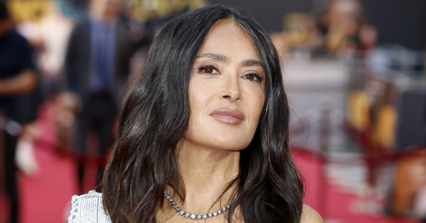 Borítókép: Salma Hayek kedvenc önbarnítójára vásárlók ezrei esküsznek: így őrizheted meg a nyári színed egész évben!