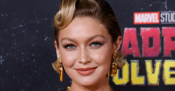 Borítókép: Nincs most ennél szexibb! Kendall Jenner és Gigi Hadid kezéből sem lehet kirobbantani ezt a kiegészítőt idén ősszel