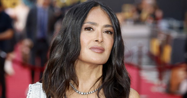 Borítókép: Salma Hayek ismét emlékeztette a világot, hogy egy igazi bombázó 57 évesen és ősz hajjal is: fürdőruhában mutatta meg mesés alakját - FOTÓ!