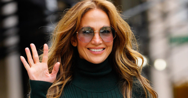 Borítókép: A fodrászok 40 év felett kötelezővé tennék ezt a szérumot: helyrehozza a hajhullást, dúsítja a szálakat, hidratálja a fejbőrt!