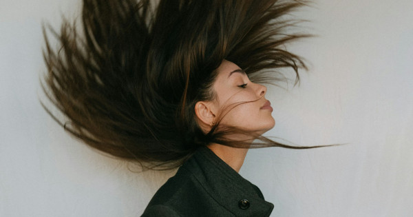 Borítókép: A bőrgyógyász elmagyarázza: ekkor kell aggódnod az őszi hajhullás miatt és ezt teheted ellene