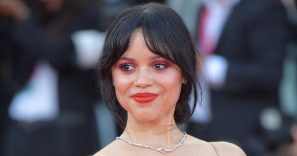 Borítókép: Jenna Ortega erre a filléres drogériás arctisztító gélre esküszik minden nap: eltünteti a pórusokat és kiegyenlíti az arcbőrt