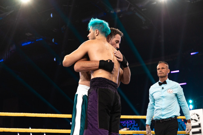 Az ellenfelek a 4. menet után kölcsönösen gratuláltak egymásnak.