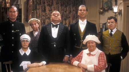 Borítókép: Így néznek ki ma a Csengetett, Mylord? ikonikus szereplői több mint 35 évvel a sorozat kezdete óta: sehol nincs ekkora rajongótábor, mint hazánkban!