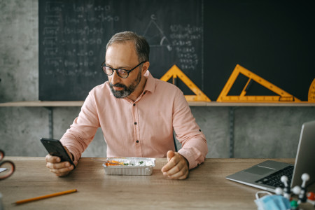 Borítókép: Volt mobil, nincs mobil: tanári vélemények az új iskolai rendeletről