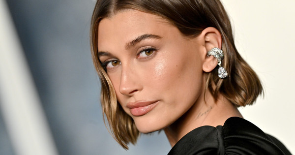 Borítókép: Hailey Bieber feszes bőrének titka ez a most kedvezményes termék: 6 másodpercenként adnak el belőle egyet a világon!