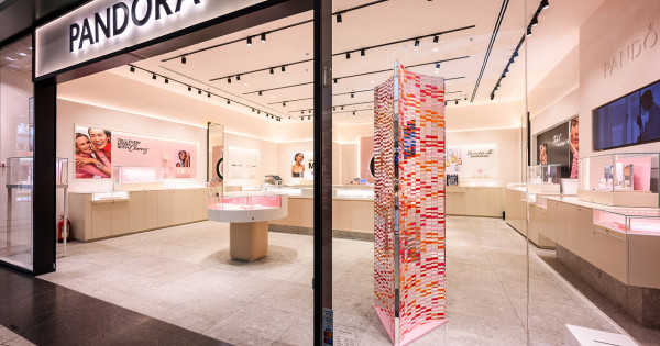 Borítókép: Különleges művészkollaborációval ünnepli a szeretetet a Pandora 