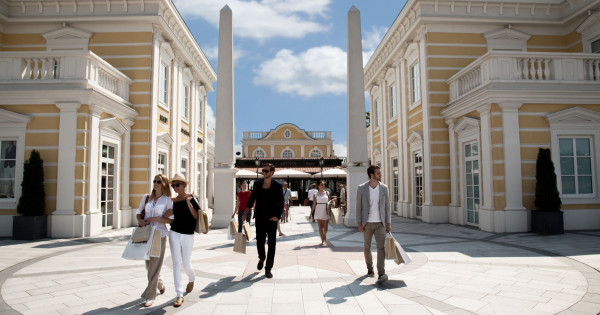 Borítókép: Közvetlen buszjáratot indít a Designer Outlet Parndorf-Karnyújtásnyira kerül a megfizethető luxus divat a magyar vásárlókhoz