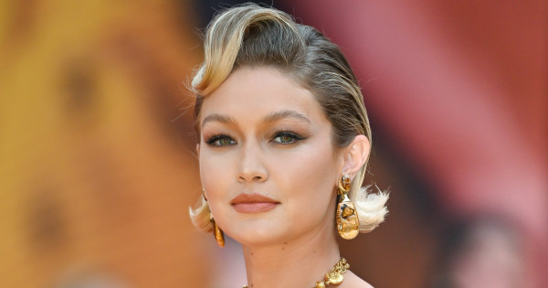 Borítókép: Gigi Hadid erre a most kedvezményes drogériás arctisztítóra esküszik: igazi megváltás az érzékeny bőrűek számára!