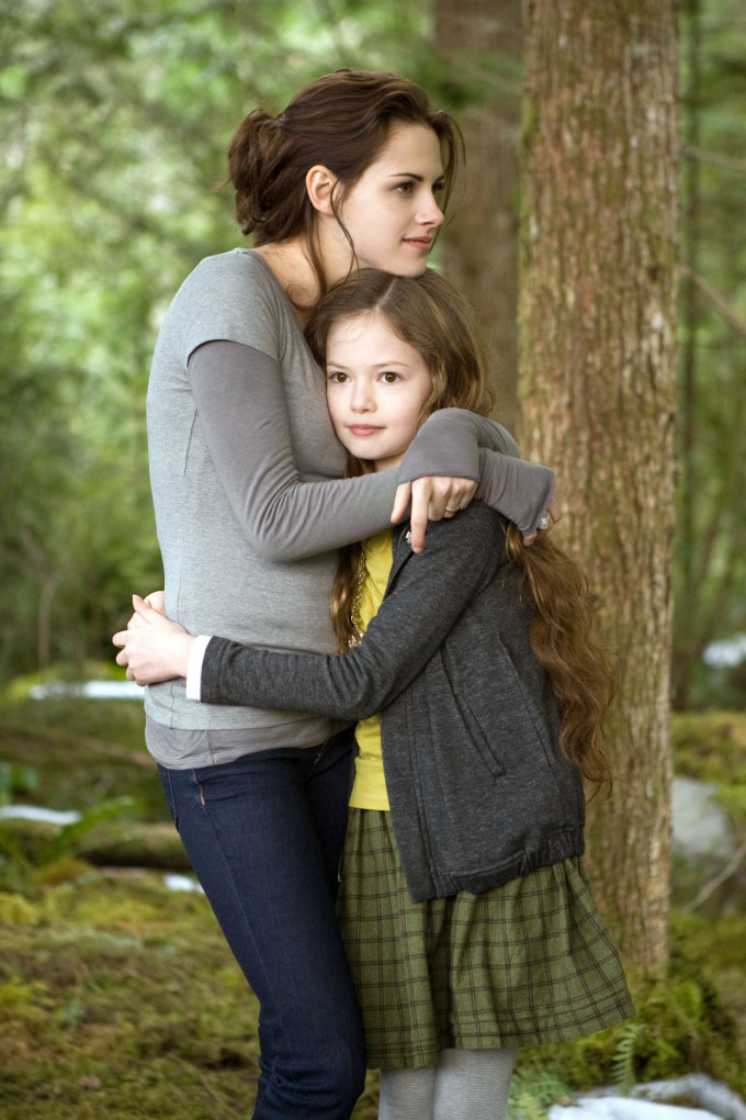 A Renesmee-t alakító Mackenzie Foy és Kristen Stewart az Alkonyat – Hajnalhasadás 2. részében.