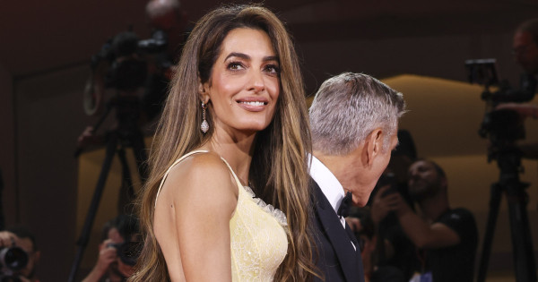 Borítókép: Amal Clooney gyönyörű, dús hajának titka ez a most kedvezményes termék: hatalmas volument ad és hidratál!