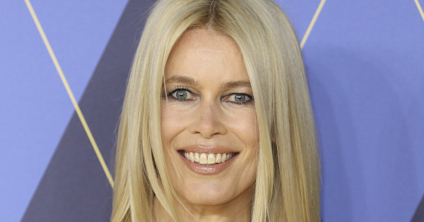 Borítókép: Claudia Schiffer új szintre emelte a basic kardigánokat - ezt neked is ki kell próbálnod!