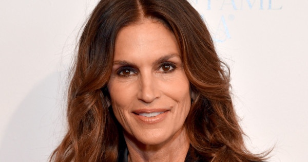 Borítókép: Cindy Crawford erre a most kedvezményes egyedi technológiás ránctalanítóra esküszik: már néhány héten belül látványos az eredmény!