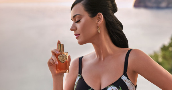 Borítókép: A gyönyörű Katy Perry-t ismét Capri lélegzetelállító partján kapták lencsevégre
