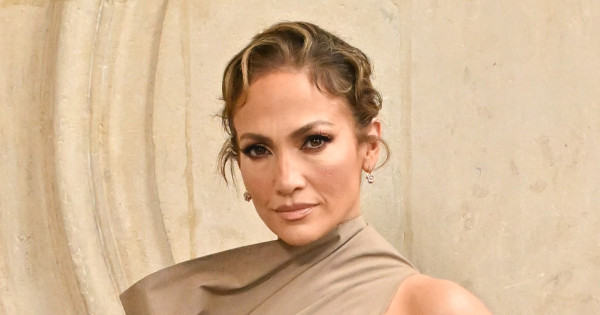 Borítókép: Jennifer Lopez bemutatja: a táska, ami minden nőnek kötelező idén ősszel