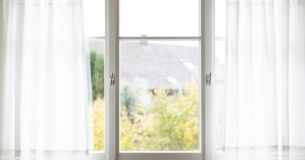 Borítókép: A legtöbben rosszul csinálják! Így tisztítsd meg hatékonyan a függönyeidet és az ablakokat 