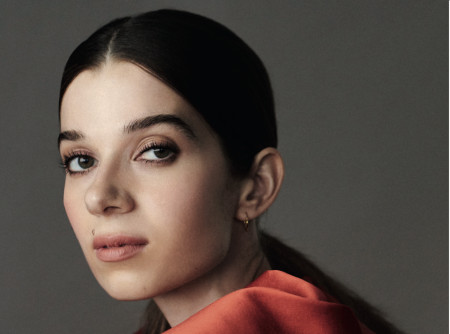 Borítókép: A TikTok kedvenc énektanárnője: interjú Marik Laurával, aki a Blahalouisiana vokálosából lett tanár, osztályfőnök