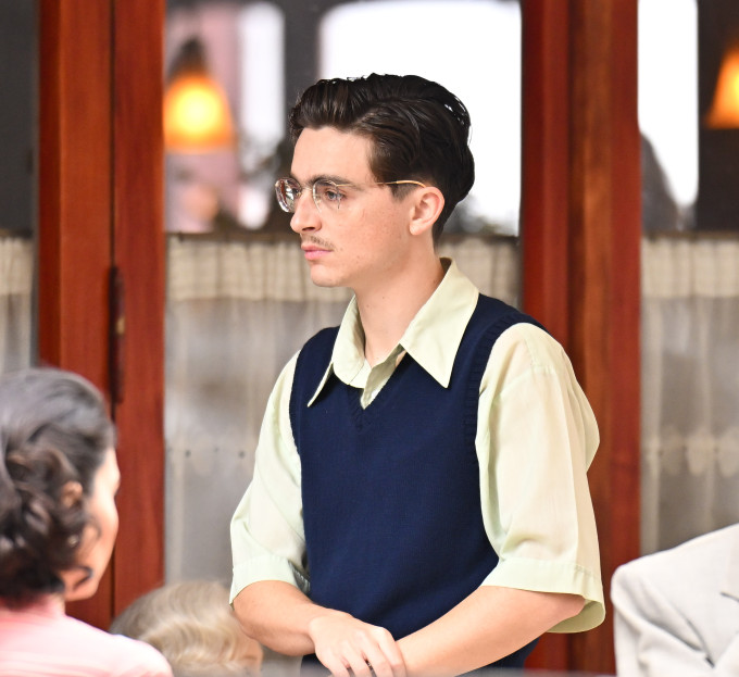 Szinte rá sem ismerünk Timothée Chalamet-re a legújabb filmje forgatásán.