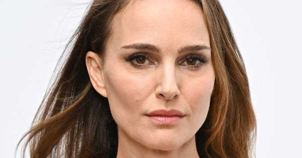 Borítókép: Natalie Portman ismét bebizonyította: így viseli stílusosan egy anyuka a miniszoknyát