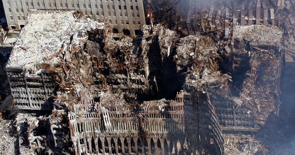 Borítókép: A 10 legdurvább összeesküvés-elmélet, amikben emberek tömegei hisznek