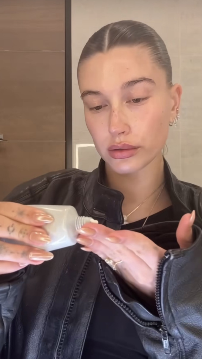 Hailey Bieber megmutatta, milyen körmöket érdemes hordani ősszel.