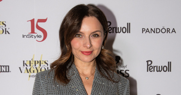 Borítókép: Zséda formás lábairól nehéz lesz levenned a szemed: ilyen dögös ruhában érkezett a 2024-es #Képesvagyok gálára!