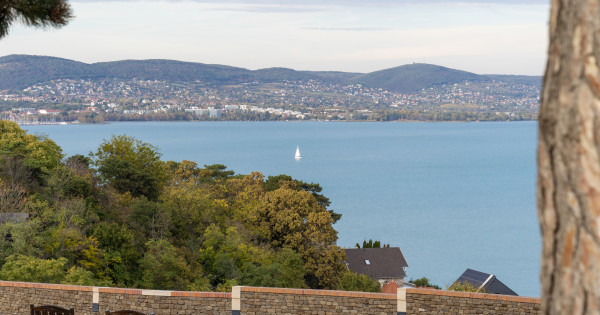 Borítókép: A Balaton ősszel is gyönyörű: íme az 5 legszebb sétány, ahol megcsodálhatod az igazi őszi arcát