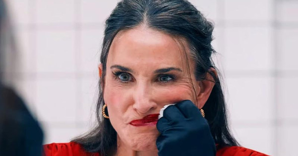 Megnéztük Demi Moore egyszerre taszító és elgondolkoztató horrorját - és nemcsak szörnyülködni tudtunk rajta