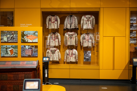 Borítókép: Káprázatos öltözékek parádéja a Néprajzi Múzeum új gyűjteményi kiállításában