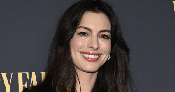 Borítókép: Anne Hathaway bebizonyította: Ez a szuperszexi csizma a hétköznapokban is tökéletes