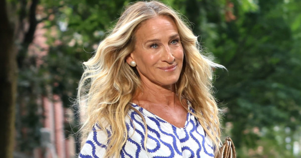 Borítókép: Laza és praktikus! Sarah Jessica Parker pulcsija kihagyhatatlan darab idén ősszel