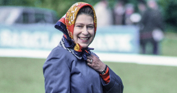 Borítókép: Kicsit sem nagymamás! Erzsébet királynő egyik kedvenc ruhadarabja a stílusos nők új kedvence 2024 őszén