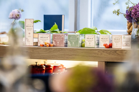 Borítókép: Tokaji borkivonattal és szőlőmagolajjal ápolja a bőrt az ikonikus magyar kozmetikum márka: növényi hatóanyagokkal újult meg a Helia-D Botanic Concept