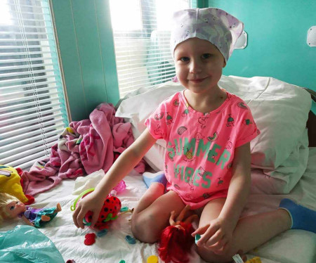 Borítókép: Kezelés nélkül 5 évesen meghalt volna, de ma már iskolába jár: öccse „jó katicái“ mentették meg a leukémiás kislány életét