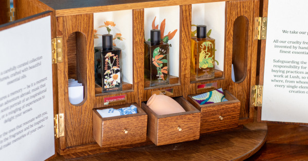 Borítókép: A LUSH ünnepi parfümkollekcióval jelentkezik, az új illatok között pedig egy “igazi mesterművet” is találsz!