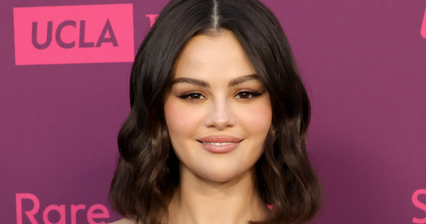 Borítókép: Másolásra született! Selena Gomez manikűrje akár a fekete friss alternatívája is lehet