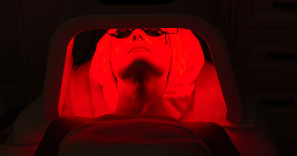 Borítókép: Az infralámpa valódi jótékony hatásai: 5 panasz, amivel villámgyorsan felveszi a harcot és javulást hoz