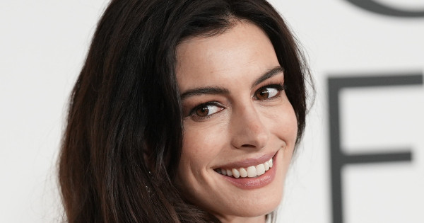 Borítókép:  Gondoltad volna? Anne Hathaway ezért a csókpartneréért a leghálásabb Hollywoodnak