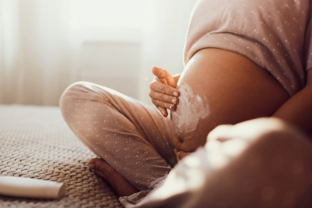 Borítókép: A terhesség alatti hormonváltozás a kismamák bőrére is hatással lehet, de ne aggódj, tudunk egy jó megoldást!