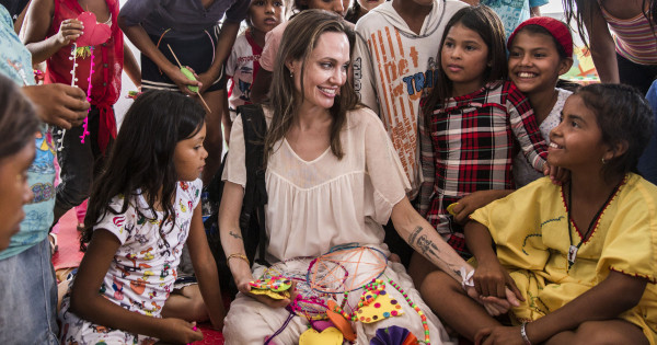 Borítókép: 11 híresség, akinek a jótékonyság a szívügye - ők Hollywood legbőkezűbb adakozói!