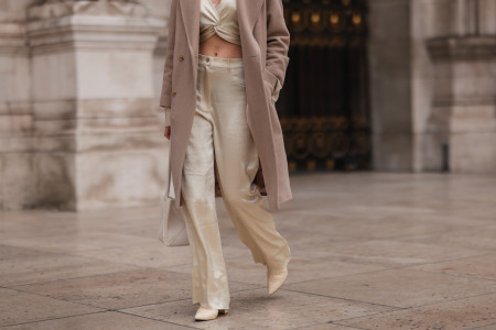 Borítókép: Nem rajongsz a szoknyákért vagy a ruhákért? A szatén nadrág egy stílusos megoldás lehet