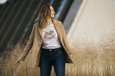 Borítókép: Ajándék, számtalan ünnepi pillanattal - Anna Amélie grafika a Hintalovon Alapítvány karácsonyi ajándékán