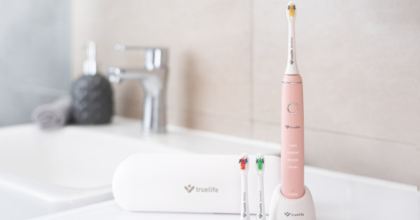 Borítókép: TrueLife SonicBrush Compact vélemény! Teszteltük, hogy tényleg alaposabban tisztít-e ez a csodás szónikus fogkefe