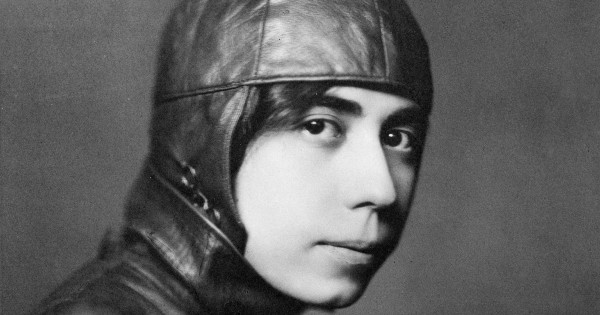 Borítókép: Egy jómódú úrilány, akinek családja bár ellenezte hobbiját, ő mégis a felhők közé vágyott: Steinschneider Lilly, az első magyar női pilóta története